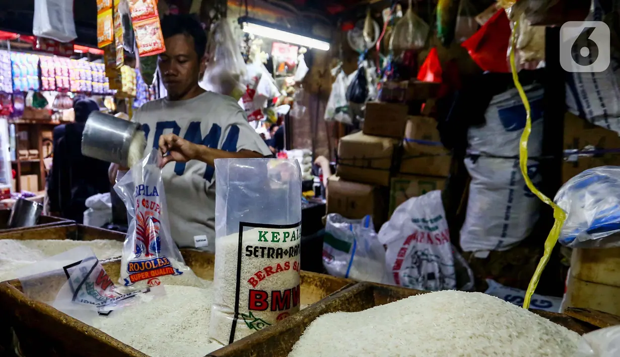 Data Pusat Informasi Harga Pangan Strategis Nasional (PHPS), Selasa (5/3/2024), mencatat harga beras masih di atas Harga Eceran Tertinggi (HET). (Liputan6.com/Angga Yuniar)