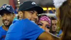Penyerang Brasil, Neymar memeluk penyanyi Anitta saat menghadiri parade pertunjukan sekolah samba Vila Isabel selama Karnaval Rio de Janeiro di Sambadrome, Brasil (4/3). (AP Photo/Mauro Pimentel)