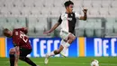 Penyerang Juventus, Paulo Dybala, berebut bola dengan pemain AC Milan pada laga leg kedua semifinal Coppa Italia di Allianz Stadium, Sabtu (13/6/2020) dini hari WIB. Juventus lolos ke final usai bermain imbang 0-0 atas AC Milan. (AFP/Miguel Medina)