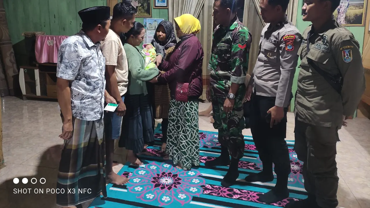 Penemuan bayi di musala Tuban yang dibuang oleh orang tak dikenal. (Istimewa)