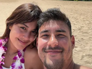 Pasangan yang sama-sama blasteran ini tengah menikmati waktu luang berlibur di Hawaii. Namun yang sukses mencuri perhatian ialah momen Aurelie Moeremans dikretek sang tunangan. Berbeda daripada wisatawan lainnya, Aurelie Moeremans tak memerlukan jasa tukang pijat. (Liputan6.com/IG/@aurelie)