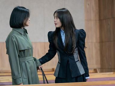 Inilah salah satu adegan dalam drama Korea The Glory yang diunggah oleh Kim Hieora di Instagram pribadinya. Aktingnya sebagai salah satu pembully Dong Eun (Song Hye Kyo) mencuri perhatian penonton, hingga banyak yang ikutan emosi dan geregetan karena aktingnya yang begitu mendalami. (Liputan6.com/IG/@hereare0318)