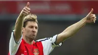 7. Tony Adams - Satu dari sekian pemain bintang Arsenal yang begitu melegenda. Sudah 19 tahun bek tengah tersebut membela the Gunners periode 1983 hingga pensiun pada tahun 2002. (AFP/Adrian Dennis)