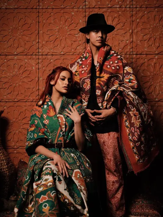 Bisma dan Andira sama-sama menutupi tubuh dengan karpet. [Instagram/sibisma]