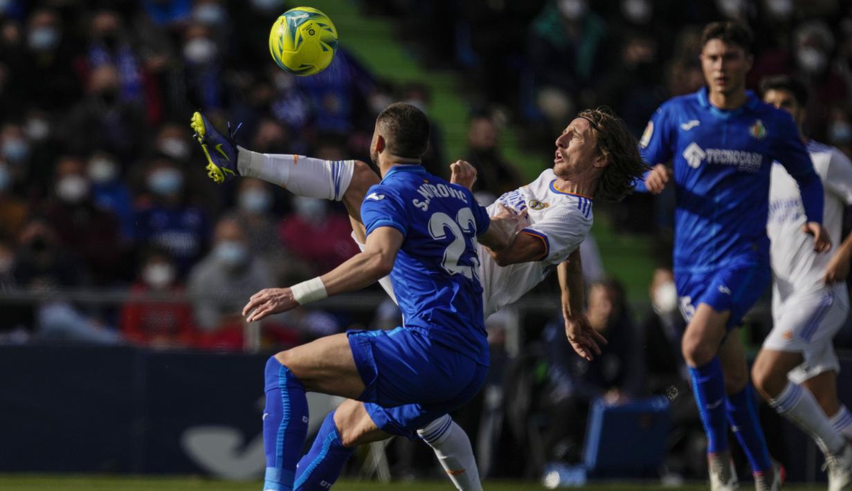 Real Madrid harus menelan pil pahit usai dipermalukan Getafe pada laga lanjutan Liga Spanyol 2021/2022, Minggu (02/01/2022). (AP/Bernat Armangue)