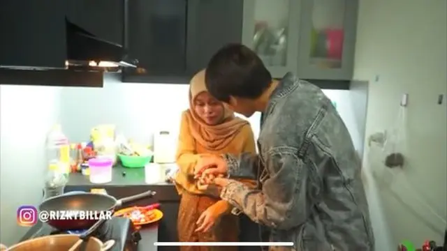 Rizky Billar dan Lesti semakin terlihat kala keduanya masak bersama (YouTube/ RizkyBillar)