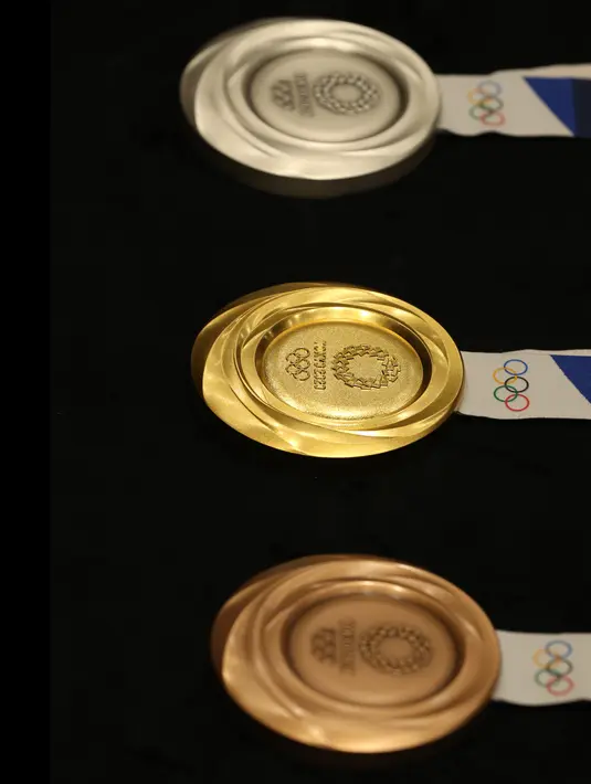 Medali Olimpiade Tokyo 2020 resmi diumumkan kepada publik saat seremoni untuk merayakan momen satu tahun jelang Olimpiade di Tokyo, Rabu (24/7/2019). Medali terbuat dari logam daur ulang yang dikumpulkan dari 6,21 juta alat elektronik yang disumbangkan dari seluruh bagian Jepang. (Behrouz MEHRI/AFP)