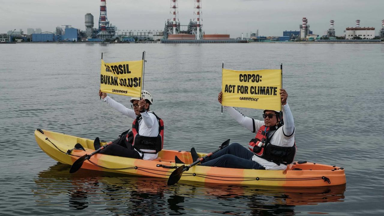 FOTO: Aksi Aktivis  Greenpeace di PLTU Muara Karang Soroti Arah Kebijakan Energi Indonesia