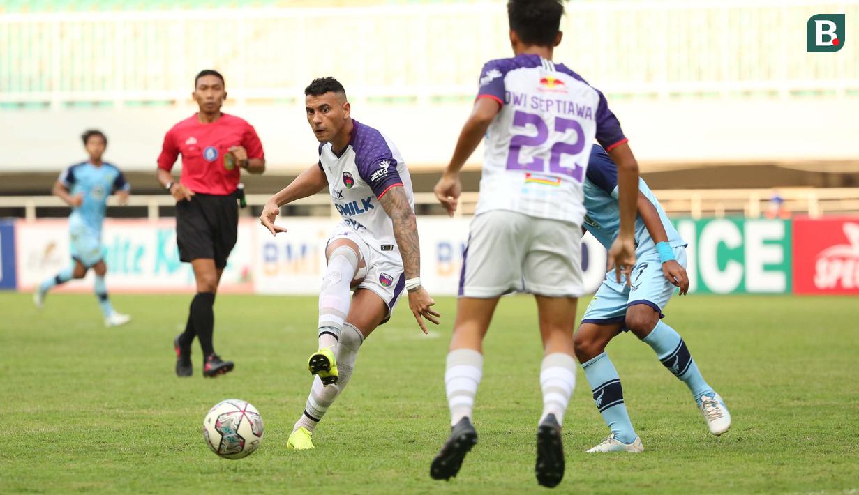 Menit ke-14, Persita melalui Alex Goncalves nyaris mencetak gol namun sontekannya memanfaatkan umpan Cardozo masih melebar. (Bola.com/Ikhwan Yanuar)