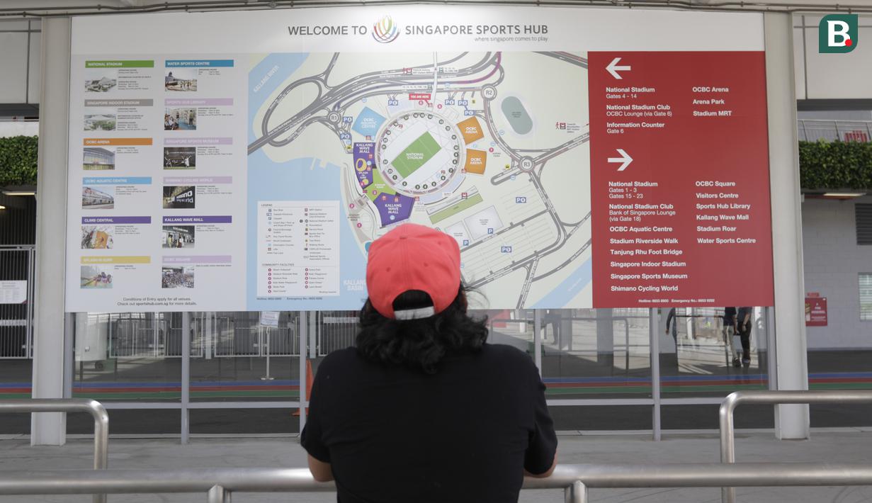 Pengunjung melihat peta yang terdapat di Stadion Nasional, Singapura, Kamis (8/11). Stadion ini akan menggelar laga Piala AFF 2018 antara Singapura melawan Timnas Indonesia. (Bola.com/M. Iqbal Ichsan)