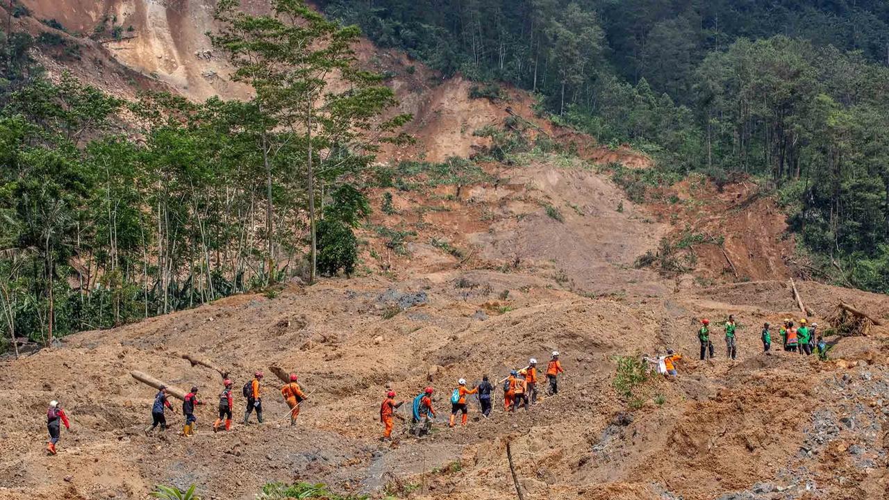 FOTO: Longsor Banjarnegara, Evakuasi Korban Terkendala Kondisi Tanah Masih Labil