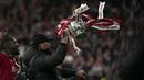 Skor 11-10 membuat The Reds keluar sebagai juara. Hasil tersebut membuat Jurgen Klopp berhasil mempersembahkan trofi Carabao Cup untuk yang pertama kalinya bagi Liverpool. (AP/Alastair Grant)