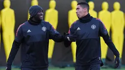 Pemain Manchester United, Romelu Lukaku berbincang dengan Chris Smalling saat mengikiuti sesi latihan jelang laga Liga Champions di Manchester, Senin (4/12/2017). Manchester United akan berhadapan dengan CSKA Moscow. (AFP/Paul Ellis)