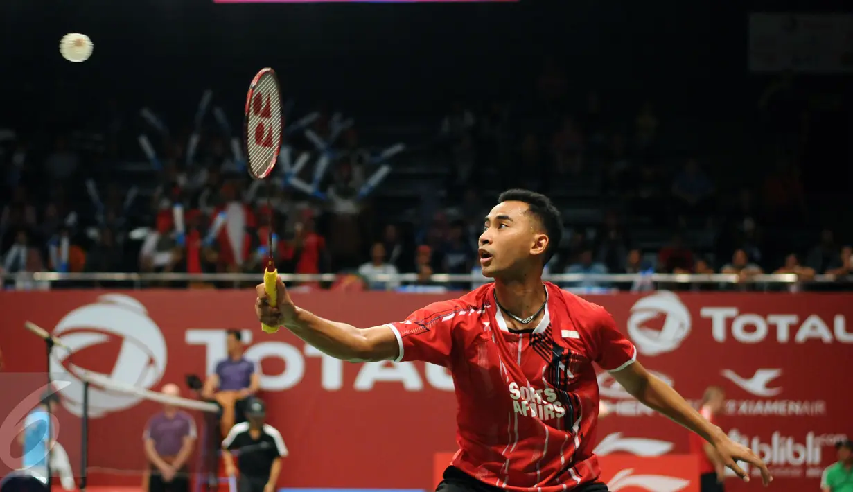 Pebulutangkis tunggal putra Indonesia, Tommy Sugiarto berusaha mengembalikan bola saat berlaga melawan Pablo Abian (Spanyol) di Total BWF World Championships 2015 di Jakarta, Senin (10/8/2015). Tommy unggul 21-16, 21-13. (Liputan6.com/Helmi Fithriansyah)