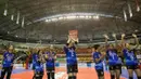 9. Para pemain Jakarta Elektrik PLN menyapa para supporter usai menaklukan Gresik Petrokimia pada final four seri kedua Proliga 2016 di GOR Amongrogo, Yogyakarta, Jumat (7/5/2016). (Bola.com/Vitalis Yogi Trisna)