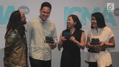 Digital Marketing Manager PT Bank DBS Indonesia Lidya Razi (dua kanan) berbincang dengan Head of Commercial KG Media Dian Gemiano (kiri) usai menerima penghargaan Indonesia Content Marketing Awards 2019 di Jakarta, Rabu (27/3). (Liputan6.com/FaizalFanani)
