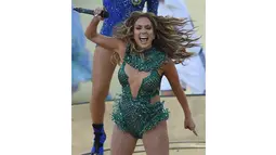 Penyanyi yang kerap disapa J-Lo itu tampil seksi mengenakan busana yang ketat ditubuh dengan aksen gliter serta rumbai di seluruh pakaiannya, Brasil, Kamis (12/6/14). (AFP PHOTO/Pedro Ugarte)