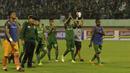 Pemain Persebaya tampak kecewa usai ditaklukkan PSMS pada laga perempat final Piala Presiden di Stadion Manahan, Solo, Sabtu, (3/2/2018). PSMS menang adu penalti dengan skor 4-3. (Bola.com/M Iqbal Ichsan)