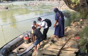Jembatan Hancur, Warga Sukabumi Pakai Cara Ekstrem Seberangi Sungai