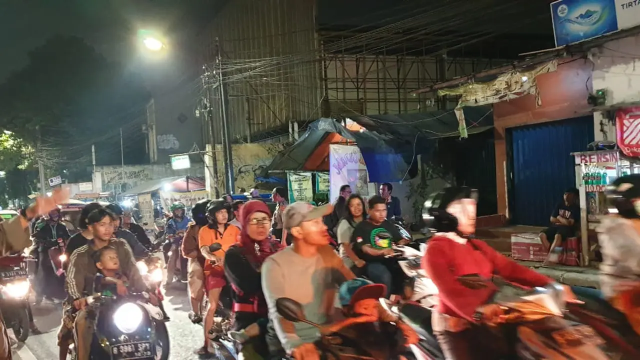 Sebagian pengendara memelankan laju kendaraannya untuk melihat kebakaran di Jalan Jenderal Basuki Rachmat. (Liputan6.com/Nurseffi Dwi Wahyuni)