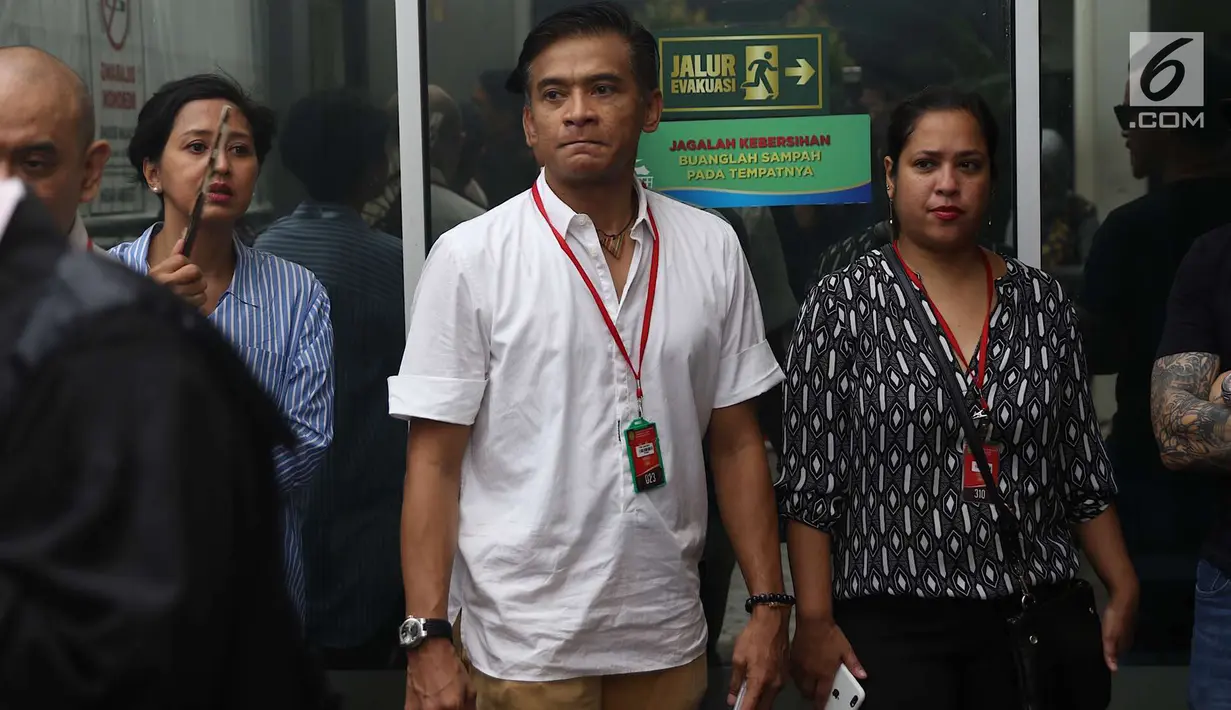 Aktor Donny Damara saat menghadiri sidang kasus narkoba Tio Pakusadewo di PN Jakarta Selatan, Kamis (7/6). Sidang beragendakan pledoi atau pembacaan pembelaan dari Tio Pakusadewo. (Liputan6.com/Immanuel Antonius)