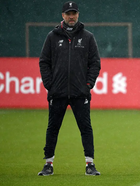 Pelatih Liverpool, Jurgen Klopp melihat pemainnya berlatih jelang menghadapi wakil Portugal, FC Porto pada leg kedua babak perempatfinal Liga Champions di Melwood di Liverpool, Inggris (16/4). (AFP Photo/Paul Ellis)