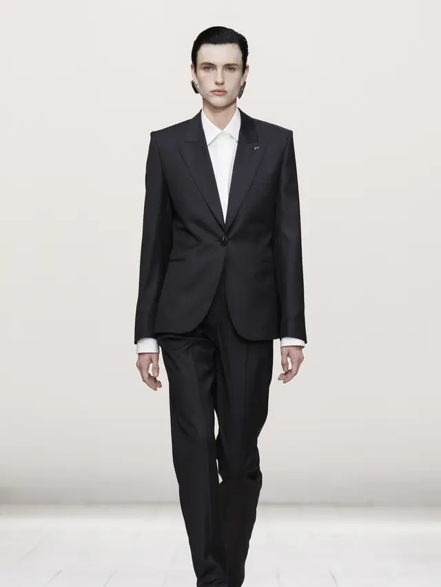 Sarah Burton Tunjukkan Kekuatan Feminitas di Koleksi Givenchy yang Bikin Paris Fashion Week Penuh Energi