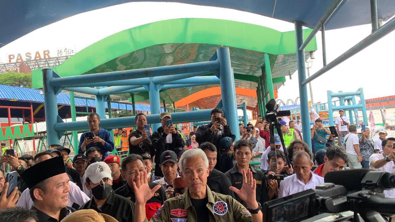 Calon presiden nomor urut 03, Ganjar Pranowo menjanjikan bantuan bagi para operator perahu ketek di Palembang, agar bisa merawat perahu tanpa utang berbunga tinggi.<br>