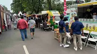 Suasana pengunjung di area jajanan Food Truck di Daihatsu Kumpul Sahabat yang berlangsung di Bekasi, Jawa barat.