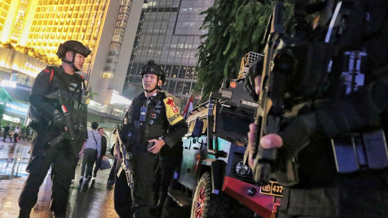 Ribuan personel Brimob (Korps Brigade Mobil) telah dikerahkan untuk menjaga keamanan malam pergantian Tahun Baru 2024 di sejumlah titik di Jakarta, Minggu (31/12/2023). <br>