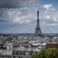 Potret Menara Eiffel yang diabadikan pada 15 Juni 2020. (STEPHANE DE SAKUTIN / AFP)
