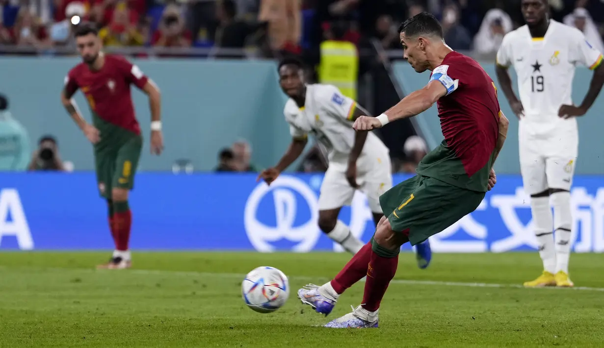 Penyerang Portugal Cristiano Ronaldo mencetak gol dari titik penalti ke gawang Ghana pada duel grup H Piala Dunia 2022 di stadion 974, Kamis (24/11/2022). Torehan itu membuat Ronaldo mencatatkan rekor fantastis di Piala Dunia.  (AP Photo/Manu Fernandez)