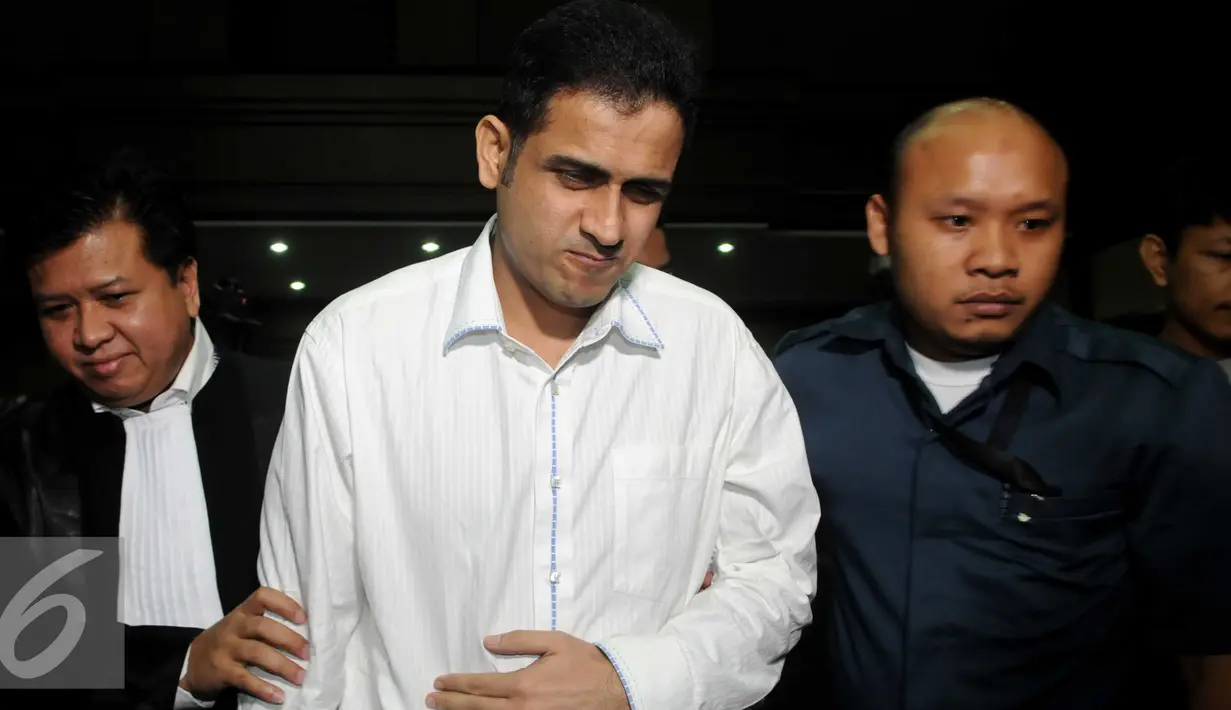 Ekspresi terdakwa mantan anggota Dewan Perwakilan Rakyat, Muhammad Nazaruddin saat keluar dari ruang sidang Pengadilan Tipikor, Kamis (9/6). (Liputan6.com/Helmi Afandi)
