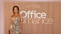 Gaun Korset Jennifer Lopez Nyaris Melorot Saat Promosi Film Baru di New York