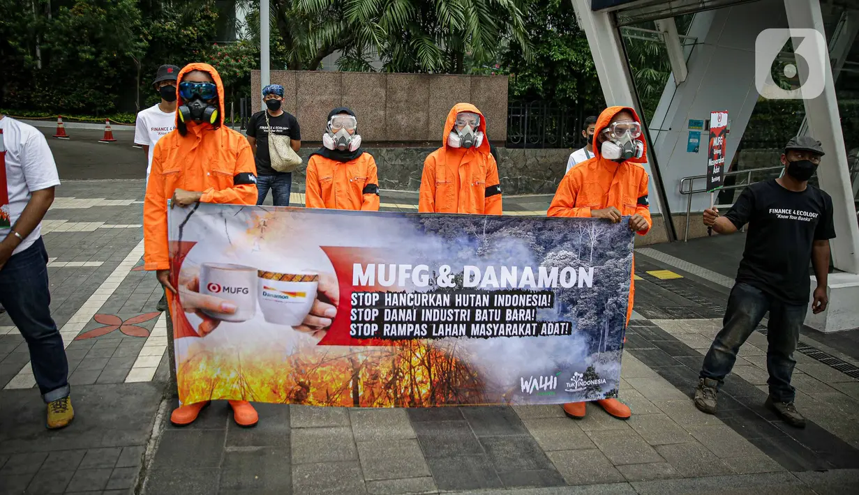 Sejumlah orang tergabung dari masyarakat sipil menggelar aksi di depan Gedung MUFG, Jakarta, Selasa Senin (5/4/2021). Dalam aksinya mereka menuntut Bank MUFG dan Danamon bertanggung jawab terhadapat kerusakan Hutan, Krisis Iklim dan Pelanggaran HAM di Indonesia. (Liputan6.com/Faizal Fanani)