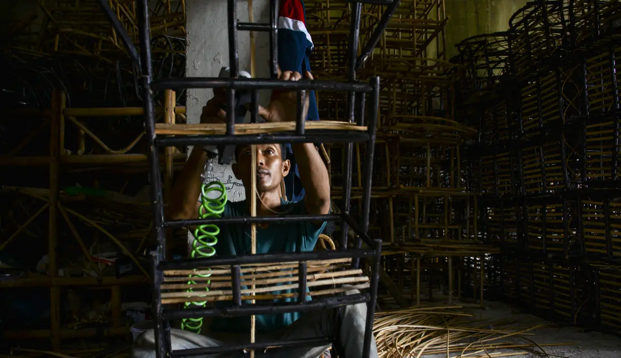 Aktivitas pekerja saat membuat stand dari rotan yang digunakan untuk hadiah selama bulan suci Ramadhan di gudang home industri di Banda Aceh (24/4/2021). (AFP/Chaideer Mahyuddin)
