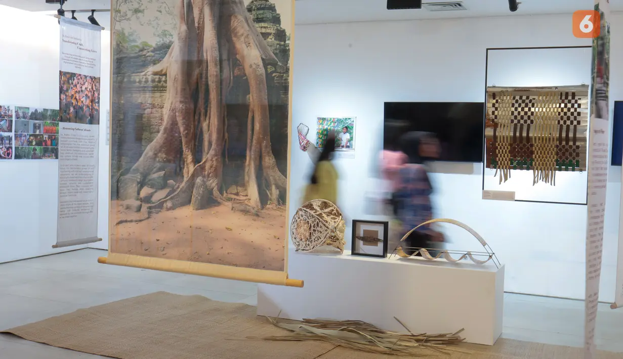 Suasana ruang pamer Jakarta Biennale 2026 bertajuk “KEBAL” di Gedung Trisno Soemardjo, Taman Ismail Marzuki, Jakarta Pusat, Jumat (9/10/2026). Berlangsung pada 4–28 Oktober 2026, pameran seni rupa kontemporer ini merupakan kolaborasi UP PKJ TIM, 16 kolektif seni dalam Majelis Jakarta, dan Komite Seni Rupa Dewan Kesenian Jakarta. (KLY/Budy Santoso)