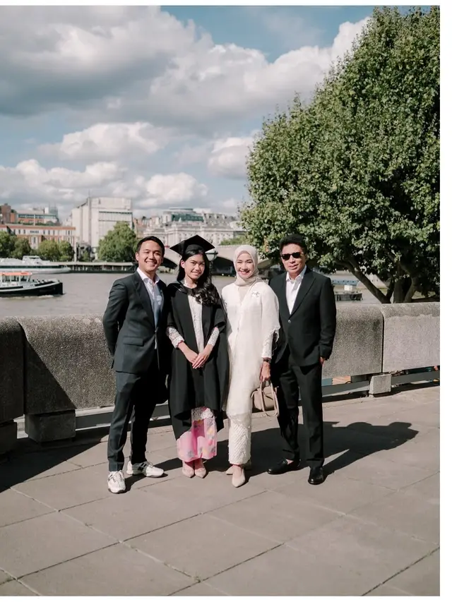 6 Potret Kebaya Namira Adjani saat Wisuda S2 di London, Paduan Kain Pink Memukau
