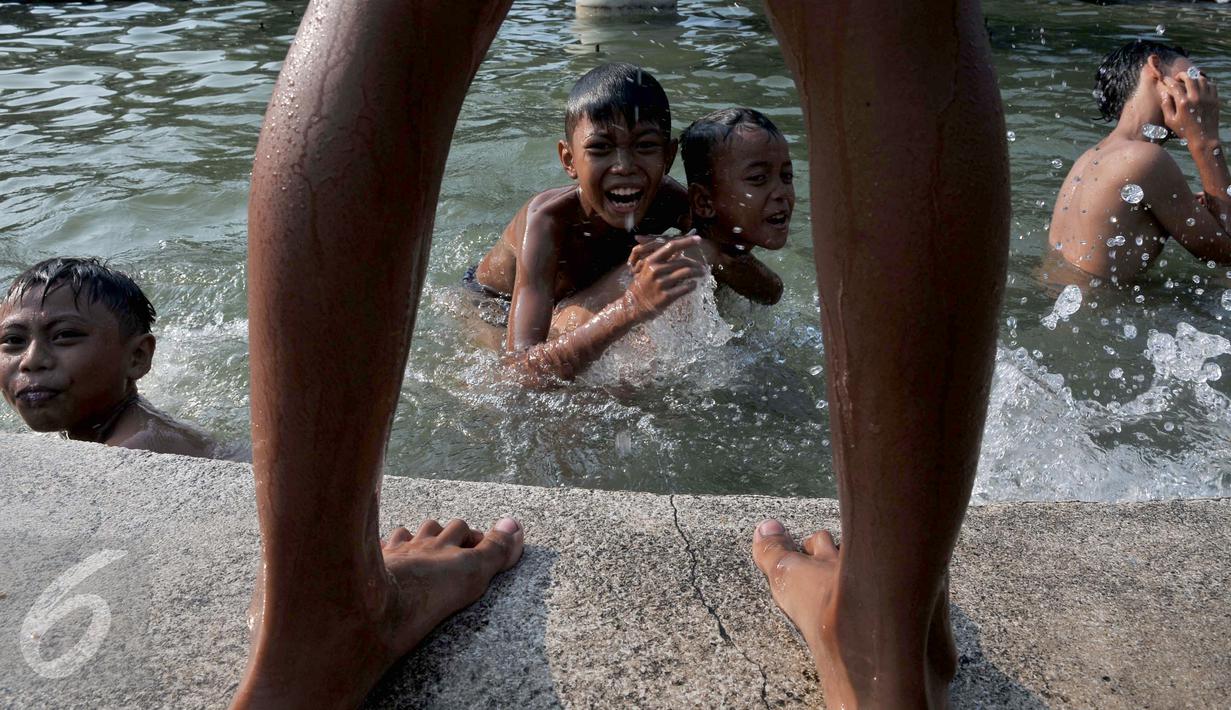 Anak-anak 'Sulap' Kolam Air Mancur Jadi Tempat Berenang ...
