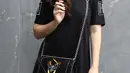 Prilly Latuconsina saat ditemui usai latihan vokal untuk SCTV Award di Erwin Gutawa Studio, Jakarta, Senin (21/11). Prilly mengatakan harus bisa menjalani hubungan pertemanan dengan Rassya dari jarak jauh. (Liputan6.com/Herman Zakharia)