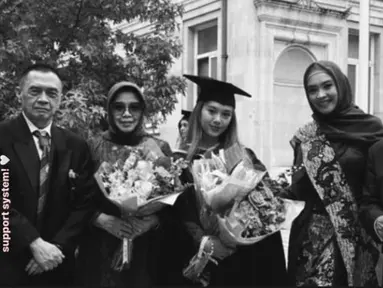 Orangtua, kakek, dan nenek Ziankha Amorette hadiri acara wisuda di Inggris. Dalam keterangan unggahannya gadis dengan nama lengkap Ziankha Amorette Fatimah Syarief ini sebut keluarganya adalah support system atau pendukung terbaiknya selama menempuh masa studi. Tak hanya Zee, kebahagiaan juga terpancar jelas di wajah orangtua, kakek dan nenek Zee. (Liputan6.com/IG/@ziankhaamorette)