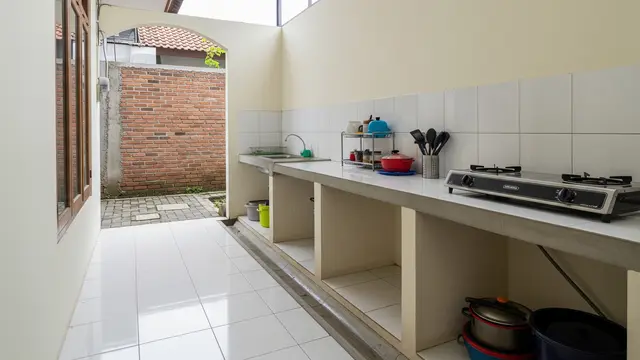 Cara Menata Dapur Belakang Rumah Sempit agar Tidak Becek Saat Hujan Deras dengan Mengatur Jalur Air Agar Tidak Mengarah ke Area