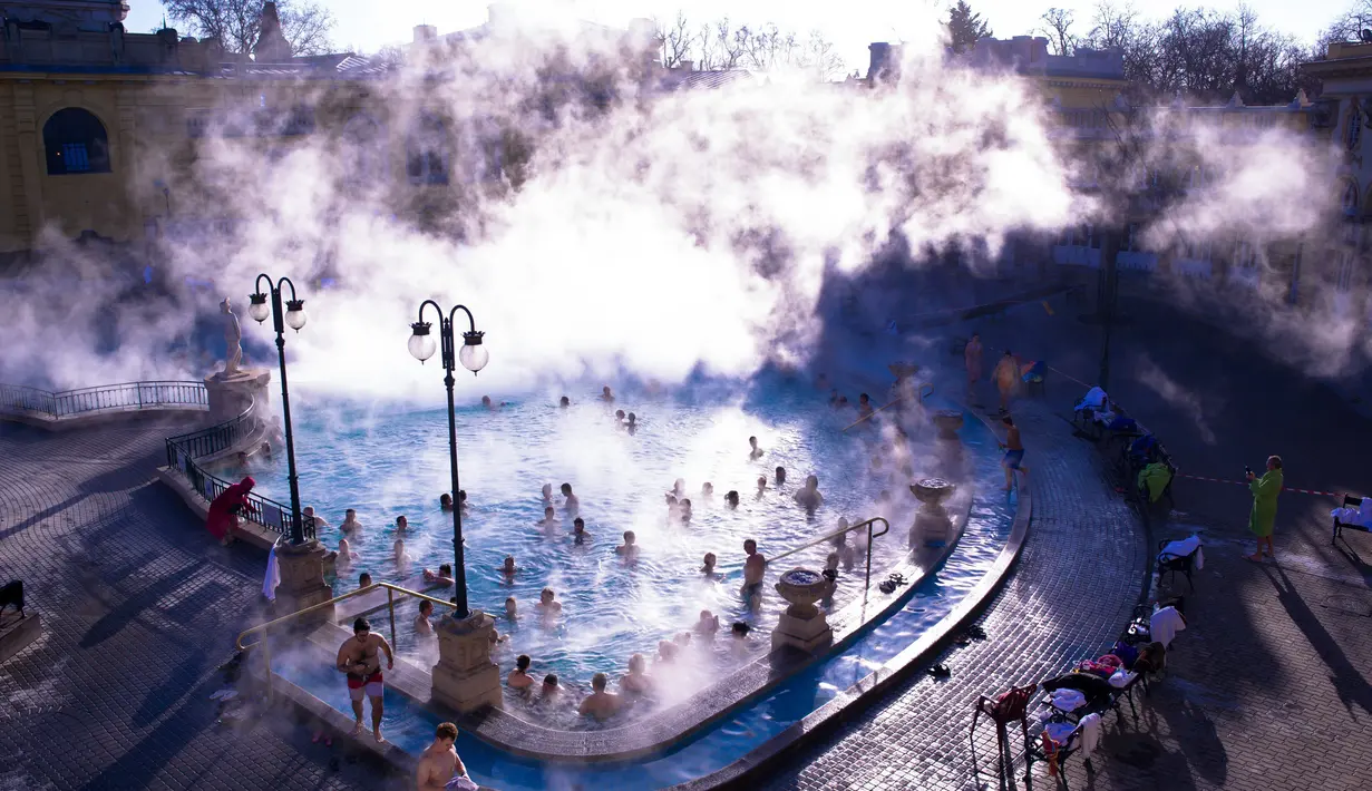 Pengunjung berendam di kolam air panas Szechenyi di Budapest, Hongaria, 7 Januari 2017. Szechenyi Thermal Bath terkenal karena kolam air panasnya yang bersumber dari mata air panas alami dengan kedalaman hingga 1.000 meter lebih. (Bea Kallos/MTI via AP)