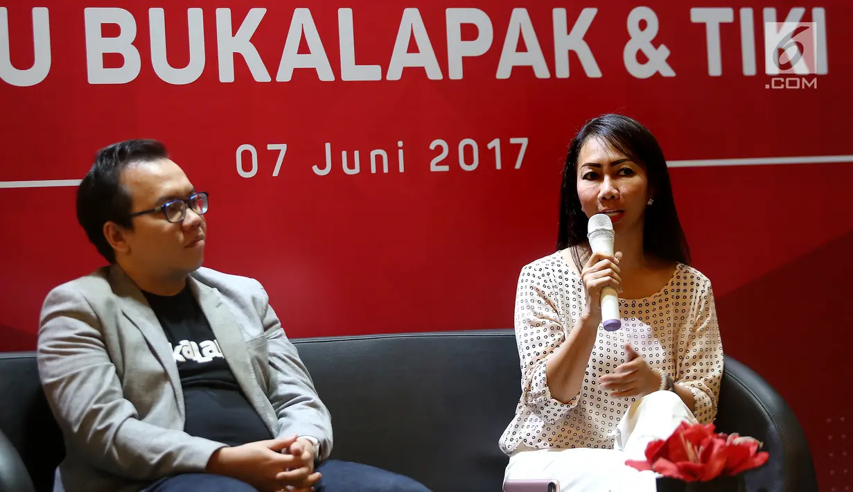 Direktur Utama TIKI Yulina Hastuti dan Co-Founder dan CFO Bukalapak,Muhammad Fajrin Rasyid memberikan keterangan pers di Kantor Bukalapak, Jakarta, Rabu (7/6). Bukalapak dan TIKI menawarkan dua layanan untuk para pelapak. (Liputan6.com/Angga Yuniar)