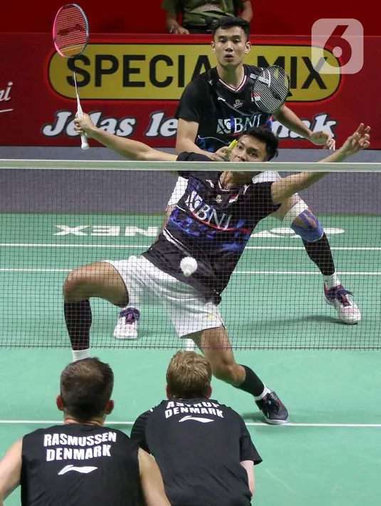Bermain tiga set, Muhammad Shohibul Fikri/Bagas Maulana harus mengakui keunggulan Kim Astrup/Anders Skaarup Rasmussen. (Liputan6.com/Herman Zakharia)