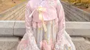 Ia mengenakan hanbok nuansa pink-kuning-biru pastel dengan rok yang dihiasi bordiran bunga. [@fuji_an]