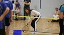 Duchess of Cambridge, Kate Middleton memukul bola saat ambil bagian dalam latihan tenis di Sekolah Tinggi Craigmount, Inggris, Rabu (24/2). Dalam latihan ini, Kate dibimbing oleh ibu dari petenis dunia Andy Murray, Judy. (REUTERS/Andrew Milligan/pool)