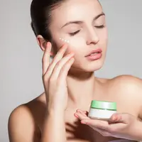 ilustrasi Mengenal perbedaan eye cream, eye gel dan eye serum untuk menjaga kulit area mata/SunKids/shutterstock