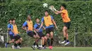 Kiper Timnas Indonesia,  Ernando Ari (kanan) berusaha menangkap bola saat latihan persiapan kualifikasi Piala AFC 2023 yang berlangsung di Lapangan G, Senayan, Sabtu (02/10/2021). Indonesia dijadwalkan akan menghadapi Taiwan pada 7 dan 11 Oktober 2021 di Thailand. (Bola.com/Bagaskara Lazuardi)