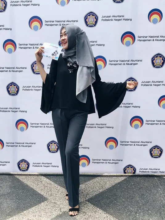 Nah, kabar terbaru juga bahwa Ellen telah resmi melepas status lajangnya. Pada 17 Maret 2018 lalu, Ellen resmi dinikahi seorang pria bernama Muhamad Ubaidilah. Kebahagiaan pastinya tengah dirasakan Ellen. (Instagram/ellennitaa)